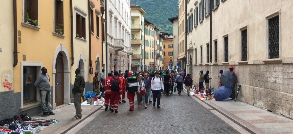 Adunata, via Roma si trasforma in un piccolo bazar di venditori ambulanti
